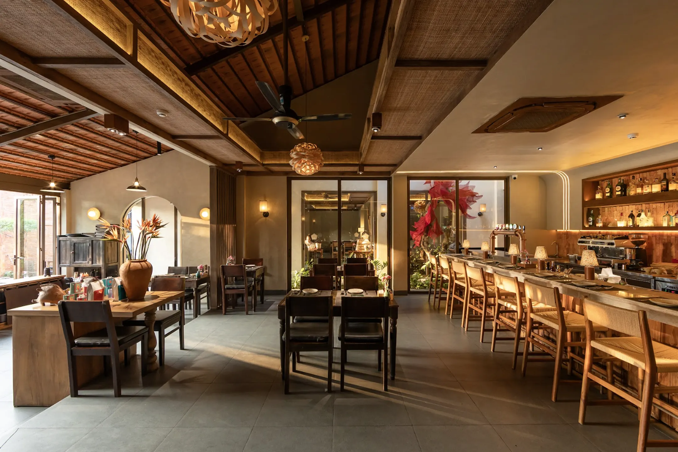 Không gian bàn ăn và quầy bar tại The Home Pizza Signature Phú Quốc