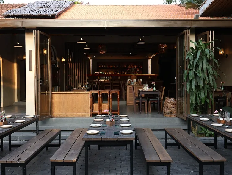 Lối vào và khu bàn ngoài trời của nhà hàng The Home Pizza