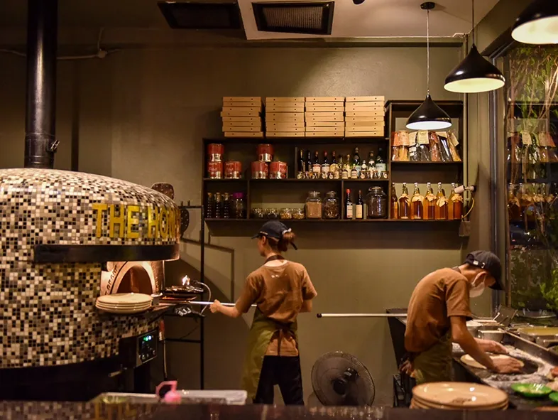 Đội ngũ của Nhà chuẩn bị pizza tại bếp mở