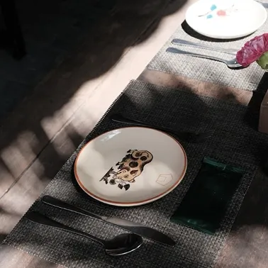 Một góc bàn ăn được bày biện tại The Home Pizza